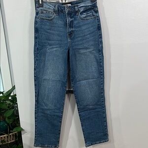 Blue Straight Leg Jeans with High Waist and Classic Denim Wash